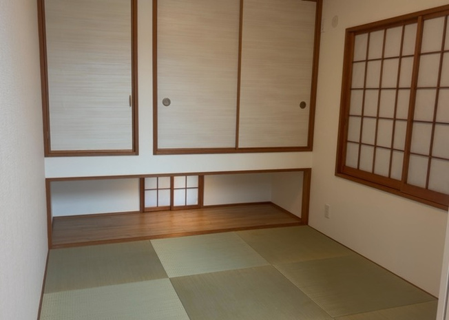 【寝室】 | 寝室でゆっくりと過ごすためにはベッド周りの適度な空間を担保することや窓の位置、照明の明るさ、寝室の広さなどを考える必要があります。自身や家族の構成とライフスタイルに併せて寝室にする部屋を選びましょう！
