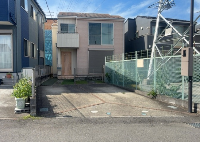 【前面道路含む現地写真】 | 住宅用の土地では前面道路に2m以上接していなければならないと法律で定められています。しかし、お持ちの車のサイズやライフスタイルなどにより、2mでは利便が悪い場合もございますので、事前に確認しましょう。