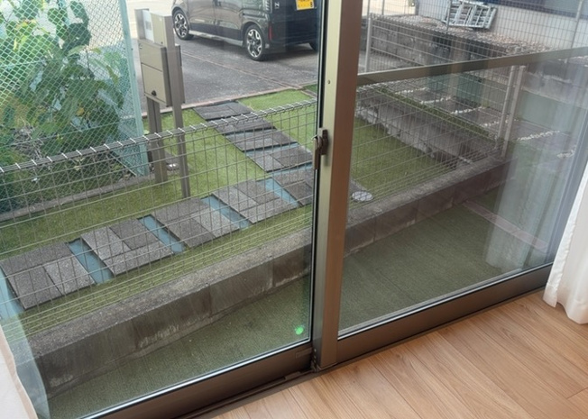 【内装】 | サッシは、ガラス窓に使用される金属製の窓枠です。一般的に住宅建築では、金属製建具工事の段階でガラス類・玄関などと同時に設置されます。種類や構造により断熱性能や遮音性能が異なるので現地でご確認ください。