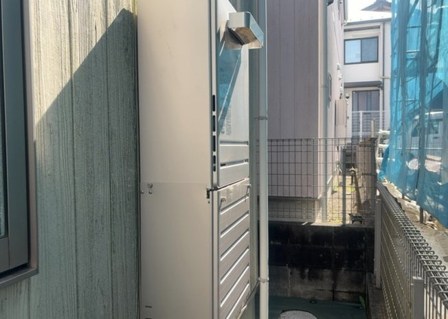 【発電・温水設備】 | 省エネ給湯器とは従来型の給湯器より熱効率が高く、少ない燃料でたくさんのお湯を沸かすことが出来る高効率な給湯器のことを指します。また、省エネ給湯器には種類があり、利便性や効果なども様々です。