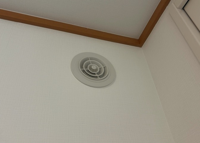 【冷暖房・空調設備】 | ２４時間換気と一般的な換気扇は役割が違います。２４時間換気は室内の空気を循環して、シックハウスや結露を防ぐ役割があるため常に動かす必要があります。一方の換気扇の役割は短期間で空気を入れ替えることです。