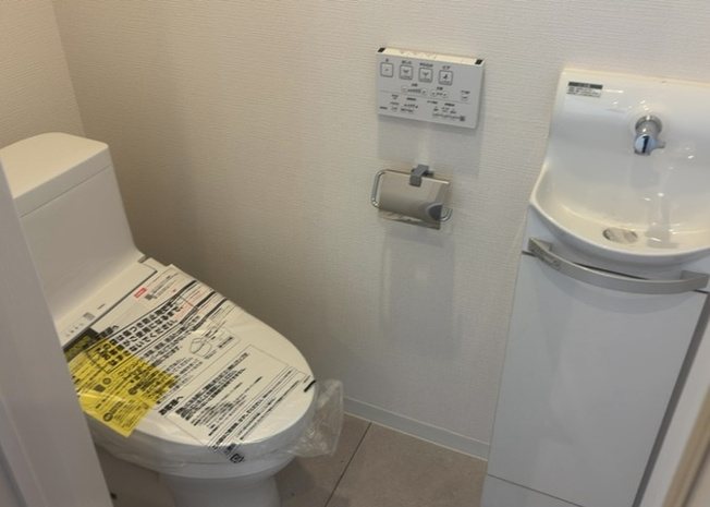 【トイレ】 | トイレは大きさや形、機能、抗菌性などが異なる多種多彩なタイプが各メーカーから出ています。それぞれに良さがあるため、事前にどういったタイプのトイレがいいのかをご家庭内で決めて、内見に行くといいでしょう。