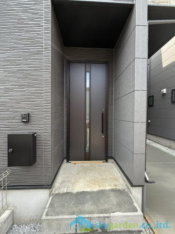 平塚市平塚3期　新築戸建　全2棟2号棟の玄関