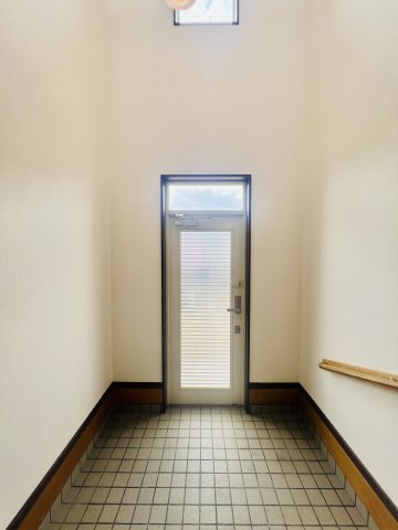 前橋市二之宮町の玄関|吹抜けでより開放感のある玄関は、着脱もスムーズに◎
