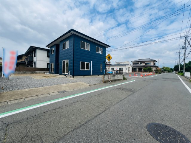 前橋市二之宮町の前面道路含む現地写真|間口も広く駐車も楽々♪