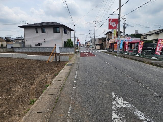 高崎市片岡町3丁目売土地の前面道路含む現地写真