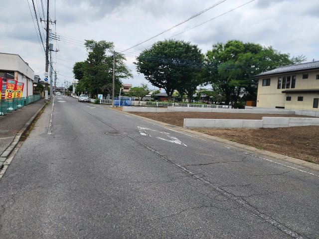 高崎市片岡町3丁目売土地の前面道路含む現地写真