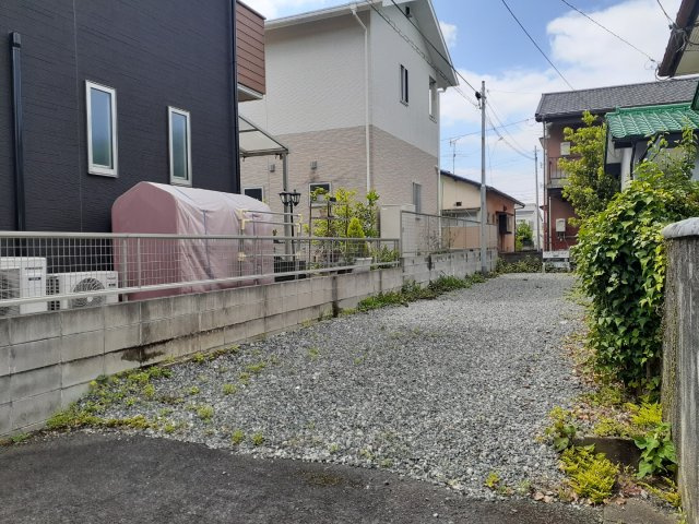 熊本市南区八分字町の中古一戸建の前面道路含む現地写真
