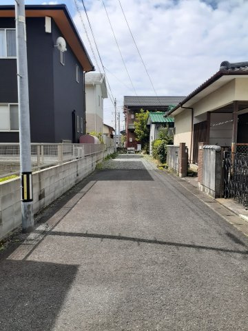 熊本市南区八分字町の中古一戸建の前面道路含む現地写真