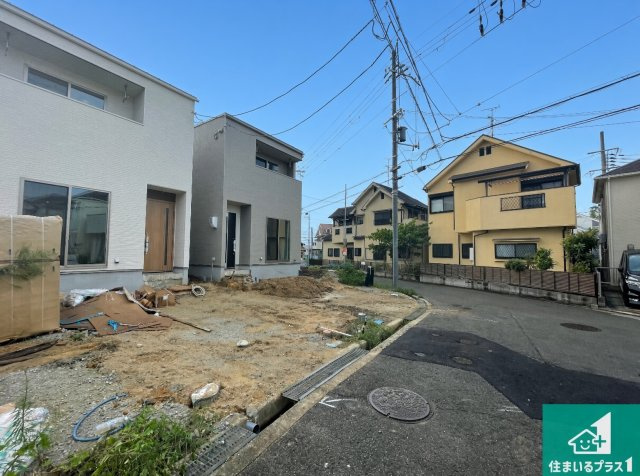 ■交野市郡津　新築一戸建ての前面道路含む現地写真|周辺は閑静な住宅街！前面道路広々で車の出し入れも便利です。駐車が苦手な方でも安心して車庫入れできます！