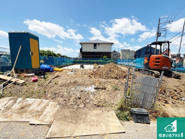 交野市郡津　新築一戸建ての外観|周辺は落ち着いた街並みの住宅地！子育てがしやすい住環境です！まだ未完成ですが、現地でしかわからない事もございます。是非一度ご覧ください。