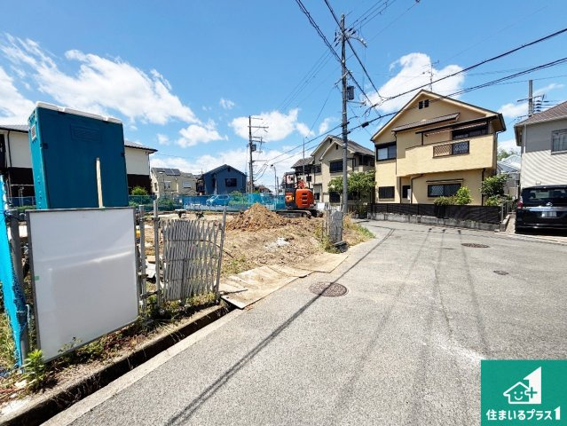 交野市郡津　新築一戸建ての前面道路含む現地写真|周辺は落ち着いた街並みの住宅地！子育てがしやすい住環境です！まだ未完成ですが、現地でしかわからない事もございます。是非一度ご覧ください。