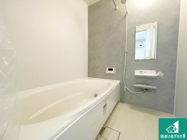 ■交野市郡津　新築一戸建ての浴室|ゆったりと足を伸ばせる浴室は一日の疲れを癒してくれる大切な空間です。浴室乾燥機も設置しているので、雨の日の洗濯物も安心です♪