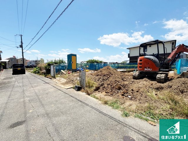 交野市郡津　新築一戸建ての前面道路含む現地写真|周辺は落ち着いた街並みの住宅地！子育てがしやすい住環境です！まだ未完成ですが、現地でしかわからない事もございます。是非一度ご覧ください。