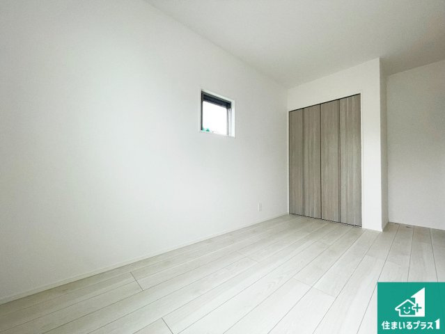■交野市郡津　新築一戸建ての洋室|シンプルな洋室は、自分好みのインテリアが楽しめます♪ご家族とインテリアや家具を選びに行くのは物件購入時の醍醐味の一つです。ぜひお楽しみください♪