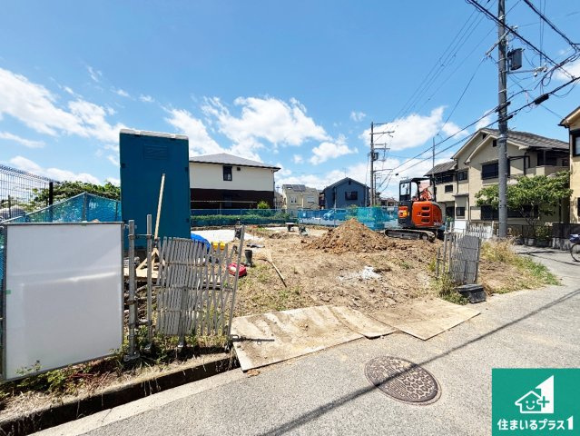 交野市郡津　新築一戸建ての外観|周辺は落ち着いた街並みの住宅地！子育てがしやすい住環境です！まだ未完成ですが、現地でしかわからない事もございます。是非一度ご覧ください。