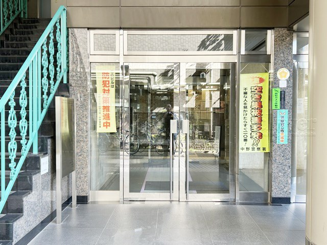 【エントランス】 | ヴェルティ中野 | お客様を、そして住人を出迎えてくれるマンションのエントランス。ゴミが落ちていないことからも、管理状態の良さや住民の節度の高さが見て取れます。～即日のご見学可能～　お問合せはお気軽にどうぞ。
