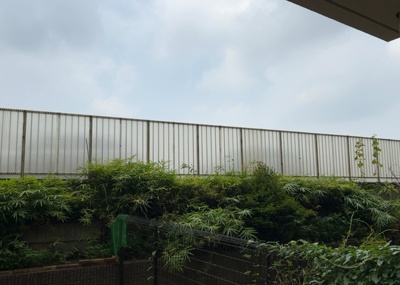 【展望】 | サンクレイドルつきみ野 | 眺望の良さを楽しめるダイニングキッチンで家族団らんの時間を過ごしてはいかがでしょうか。バルコニーから見える景色を家族で眺める時間は、時間が経つのを忘れてしまいそうですね。是非、現地を見に行きましょう！