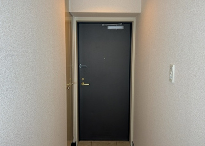 【玄関】 | サンクレイドルつきみ野 | 玄関は家の顔でもあり、家族以外の目にも止まる場所です。玄関は外との間を仕切る扉、靴などをしまっておく収納スペース、靴脱ぎのたたきスペース、来客とのやり取りをするドアホンなど複数のアイテムからなります。
