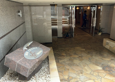 【エントランス】 | サンクレイドルつきみ野 | マンションのエントランスには、もともと風よけや防犯の役割がありますが、マンションによって宅配ボックスなどの設備が備わっている所もあります。日々の生活をイメージしながら生活しやすさをチェックしましょう。