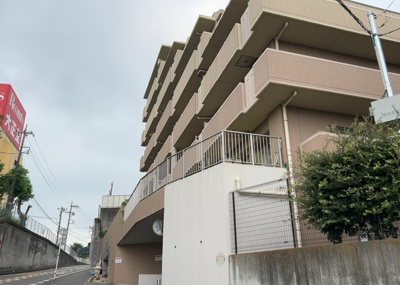 【現況写真】 | サンクレイドルつきみ野 | 外観はマンション管理がされているかの目安になります。築年数が古いと、壁面は劣化してひび割れが生じることも！建物が古びていても細かいところが修繕されていると、きちんと管理されているなぁと感じるでしょう。