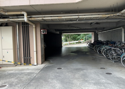 【駐車場】 | サンクレイドルつきみ野 | 車一台あたりに必要なスペースは、標準サイズの普通自動車で横幅2m50cm、長さ5mは必要になります。ただし、乗降のことも考慮して横幅3m30cm、長さ5m50cmほどは確保できるところを選びましょう。
