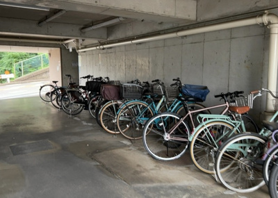 【駐輪場】 | サンクレイドルつきみ野 | マンションの駐輪場は、事前に空きがあるか確認を取ると安心です。せっかく入居したのに駐輪スペースがない！なんてことになったら大変ですよね。そこで、内見時や購入前にはまず事前に確認しておくと良いでしょう。