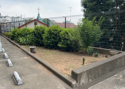 【庭】 | サンクレイドルつきみ野 | 物件によっては、入居者が個人的に使用できる専用庭がついているものもあります。また、住宅の中にある土間の部分を庭と呼ぶこともあります。庭の用途は住む人によって変わり、それによってデザインもさまざまです。