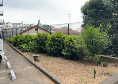【中庭】 | サンクレイドルつきみ野 | 中庭（パティオ）とは、一つの建築物の内部に設けられた、壁などで囲われている庭のことを指します。コの字型、ロの字型が主流ですが、L字型の中庭もあります。最近では、インテリア性の高さからも人気があります。