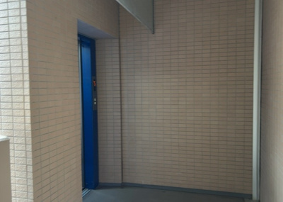 【ロビー】 | サンクレイドルつきみ野 | ラウンジは、マンションの共用スペースに椅子やテーブルなどを配置した利用者が寛げる空間です。屋内型ラウンジと屋外型ラウンジがあります。共用部分の管理状況と合わせて、詳細については現地でご確認ください。