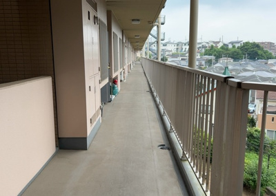 【その他共用部分】 | サンクレイドルつきみ野 | 共有部分は、住民なら誰もが使える設備のこと。例えば駐車場やエレベーター、インターネット設備、セキュリティ設備などがあります。他にも、マンションの廊下・外部階段やエントランス・ゴミ置き場などがあります。