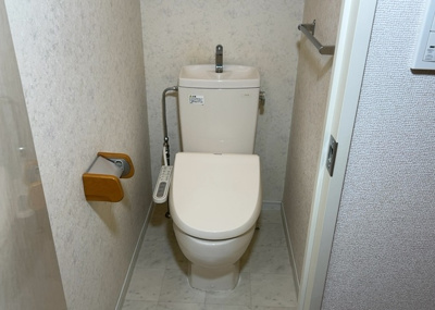 【トイレ】 | サンクレイドルつきみ野 | トイレは大きさや形、機能、抗菌性などが異なる多種多彩なタイプが各メーカーから出ています。それぞれに良さがあるため、事前にどういったタイプのトイレがいいのかをご家庭内で決めて、内見に行くといいでしょう。