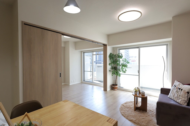 【内観：施工例】 | ユニハイム平野南A棟 | 【同社による同仕様の施工例】【LDK：約12.5帖】続き間の洋室を開放してリビングの拡張ができます♪