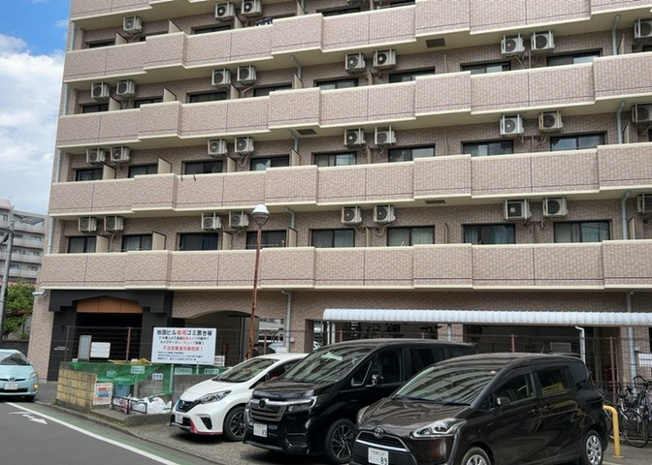 【バルコニー】 | ライオンズマンション本厚木第３ | 一般的なバルコニーは、奥行1.5ｍ程ですが、ワイルドバルコニーは2ｍまで広がっています。そのため洗濯物の間隔をあけ干すことができ、乾きやすいというメリットや、ガーデニングが楽しめる等の特徴があります。