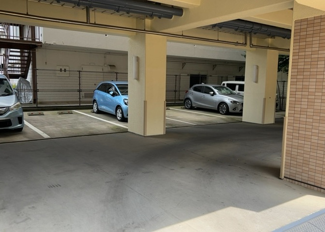 【駐車場】 | ライオンズマンション本厚木第３ | 駐車場と明記されていても、最小スペースでつくられた駐車場だと大型車は駐車できなかったり、出入りしにくくなったりする可能性があります。お車のサイズと購入したい物件の駐車場のサイズを現地で確認しましょう。