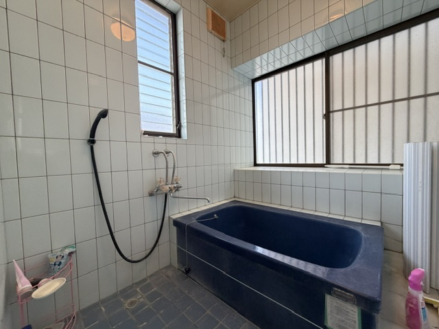 都城市平塚町の中古一戸建の浴室