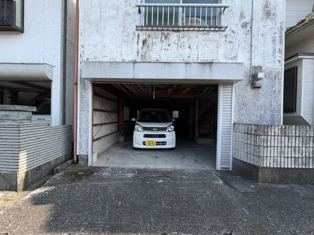都城市平塚町の中古一戸建の駐車場|屋内車庫
