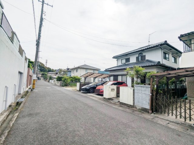 広島市東区福田７丁目　中古一戸建ての前面道路含む現地写真