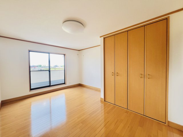 伊勢崎市五目牛町の洋室|バルコニーに面した8.5帖の洋室◎