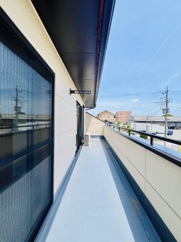 伊勢崎市五目牛町のバルコニー|横長バルコニーは、日当たりも良好♪