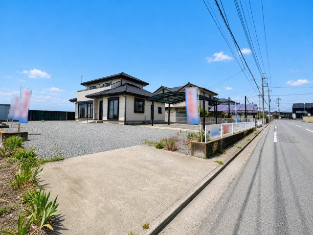 伊勢崎市五目牛町の前面道路含む現地写真|カーポート付き◎
車の通りも少なく駐車も楽々♪