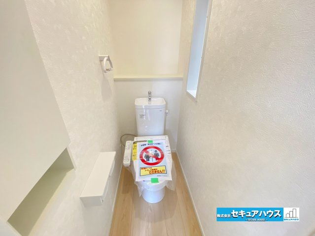 【今からご案内可能】東海市加木屋町陀々法師　全4棟のその他|【高機能トイレ】　　　　　　　　　　
◆高機能トイレの多くは便器のフタの開閉が自動であり、使用後に手動で水を流す面倒もなく非常に便利です。スタイリッシュな見た目で、お掃除しやすく、節水効果が高いです。