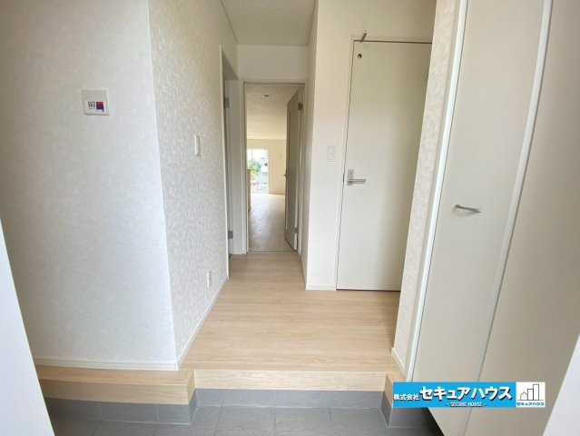【今からご案内可能】東海市加木屋町陀々法師　全4棟の玄関|【玄関】　　　　　　　　　　　　　　　　　　　
◆光が差し込み明るいです。気分も晴れやかになりますね。
◆玄関には、収納力のあるシューズクロークがございます。玄関まわりがすっきり片付きます。　