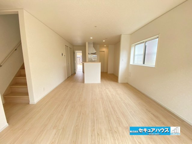 【今からご案内可能】東海市加木屋町陀々法師　全4棟の居間・リビング|【LDK】
◆日当たりが良く温かい広々リビングは家族の団らんスペースになります。
◆クローゼット付きの収納ははティッシュボックスや掃除道具などの日用品を隠す収納ができるためとても便利です。　　