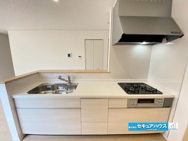 【今からご案内可能】東海市加木屋町陀々法師　全4棟のキッチン|【キッチン】　　　　　　　　　　　　　
◆「焼く・蒸す・煮る」の工程を同時進行で進めることができるので、料理を素早く作ることができます。
◆食洗機をオプションでつけることも可能なシステムキッチンです。
