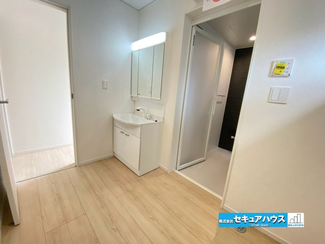 【今からご案内可能】東海市加木屋町陀々法師　全4棟の玄関|【洗面台】　　　　　　　　　　　　　　
◆鏡の裏にはたっぷりと収納スペースを標準装備！
◆電源を付属しているのでドライヤーなど利用できます。
◆シャワー付きの洗面台のため清掃も楽に行うことが出来ます。