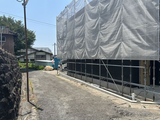 【前面道路含む現地写真】 | 松浦町新築建売 | 東側道路と建築中の建売物件です。写真の奥の方が駐車場です。
