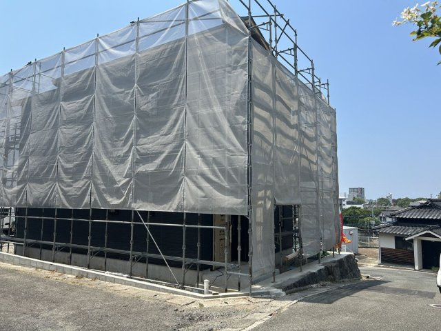 【外観】 | 松浦町新築建売 | 北側道路と建築中の建売物件です。角地になります。