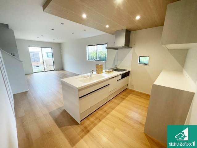 ■交野市郡津　新築一戸建てのキッチン|リビングと統一感があり、使い勝手のいいキッチン。広々としているので、二人並んで作業が出来ちゃいます。お子様と一緒に色々なお料理に挑戦できるスペースがあります。