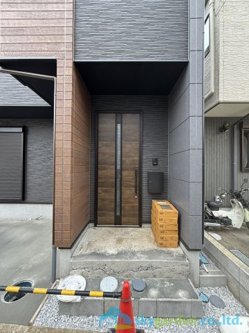 平塚市平塚3期　新築戸建　全2棟1号棟の玄関